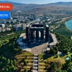Vista aérea del Monumento a la Amistad de los Pueblos y del lago de Tiflis, en Georgia.