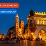 Plaza del Mercado de Cracovia iluminada al anochecer, con distintivos de salida especial y vuelo directo.
